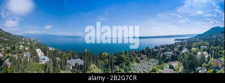 Blick auf die Riviera von Gardone, den Gardasee, die Region Lombardei in Italien Stockfoto