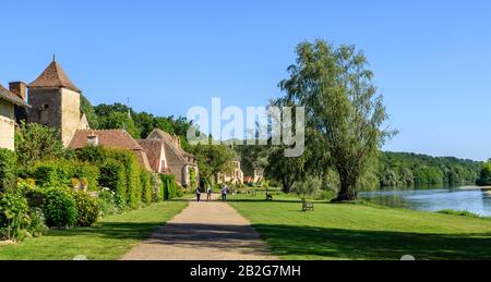 Frankreich, Cher, Apremont sur Allier, beschriftet Les Plus Beaux Villages de France (Die Schönsten Dörfer Frankreichs), Straße und Häuser entlang der Alle Stockfoto