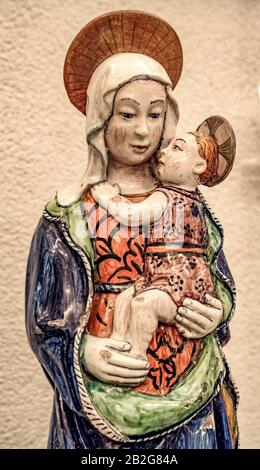 Italien Marken Pesaro - Bürgermuseum - Kunstgalerie - Madonna und Kind Pesaro 1480 Majolika Stockfoto
