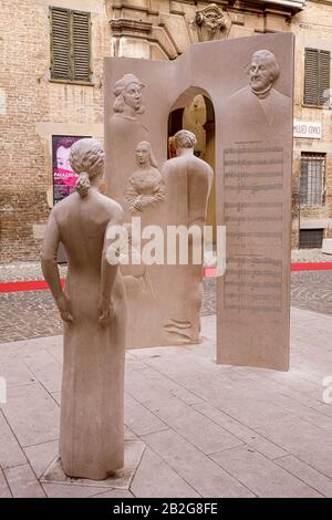 Italien Marken Pesaro Piazza Mosca - Äußeres des Palazzo Mosca - "Scultura della Memoria" ( SClpture of Memory ) von Giuliano Vangi Stockfoto