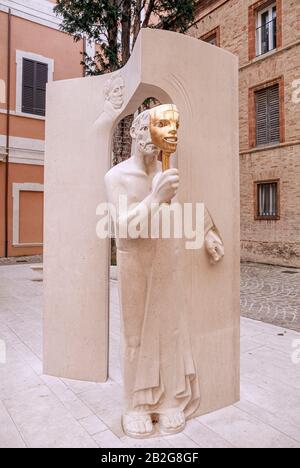 Italien Marken Pesaro Piazza Mosca - Außenansicht des Palazzo Mosca - "Scultura della Memoria" ( SClpture of Memory ) von Giuliano Vangi - Mann und Maske Stockfoto