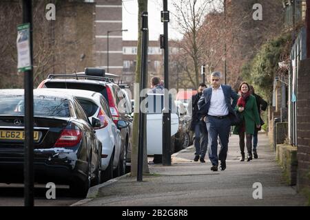 Bürgermeister von London Sadiq Khan, der zum Start seines Wahlkampfes im Rose Lipman Building in London ankam. Stockfoto