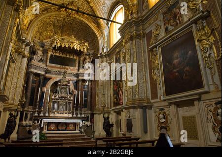 Europa, Italien, Lombardia, Cremona, der Dom di Cremona oder die Kathedrale. Die Kathedrale von Cremona stammt aus dem frühen 12. Jahrhundert und verfügt über einen Baustil der Gotik, Renaissance und des Barock. Der Kirchturm ist der berühmte Torrazzo, das Symbol der Stadt und der höchste vormoderne Turm Italiens. Stockfoto