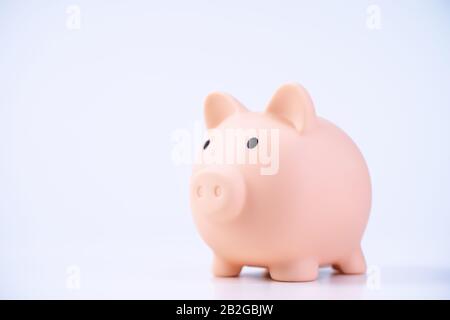 Finanzklage - Piggy Bank, wunderschönes rot-weißes Holzhausmodell auf weißem Hintergrund, spart Geld beim Kauf von Versicherungen, Nahaufnahme, Kopierplatz. Stockfoto