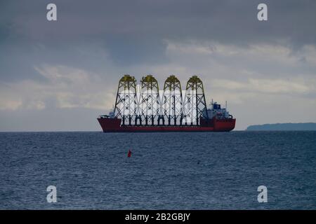Schiff, Windrotoren, Fundamente, Rügen, Mecklenburg-Vorpommern, Deutschland Stockfoto