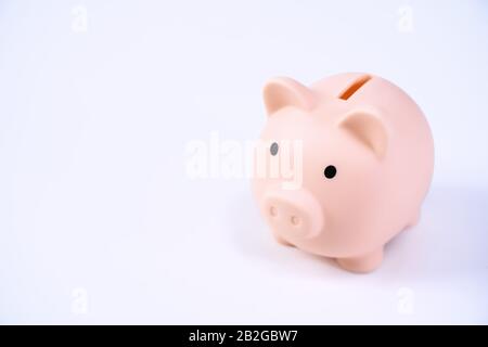 Finanzklage - Piggy Bank, wunderschönes rot-weißes Holzhausmodell auf weißem Hintergrund, spart Geld beim Kauf von Versicherungen, Nahaufnahme, Kopierplatz. Stockfoto