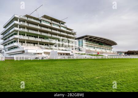 Die Queens Stand und Duchess's Stand auf der Rennbahn Epsom Downs blicken über die Hausgerade. Stockfoto