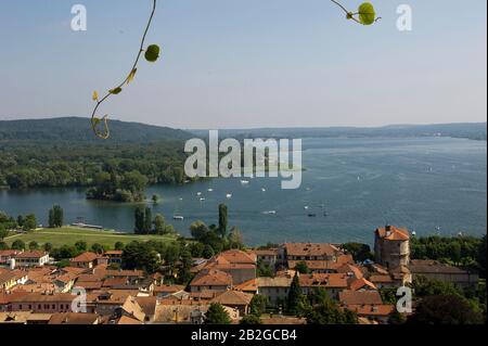 Blick von der Festung Rocca di Angera Borromeo, Angera, Varese, Lombardei, Italien, Europa Stockfoto