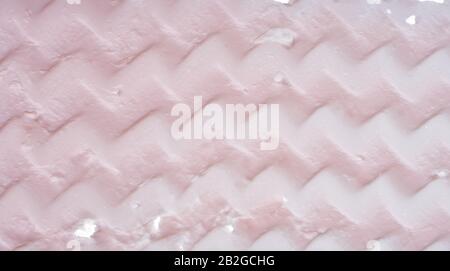 Sanft pinkfarbene Pinselstriche und Textur von Gesichtscreme oder rosafarbener Acrylfarbe auf weißem Hintergrund Stockfoto