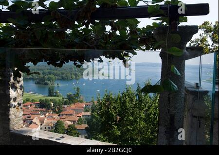 Blick von der Festung Rocca di Angera Borromeo, Angera, Varese, Lombardei, Italien, Europa Stockfoto