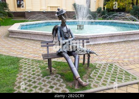 Russland, Sotschi, Oktober 2019: Metallskulptur von Akop Khalafyan als Fotograf bezeichnet. Stockfoto