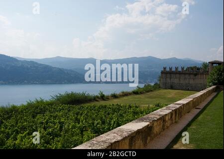 Blick von der Festung Rocca di Angera Borromeo, Angera, Varese, Lombardei, Italien, Europa Stockfoto