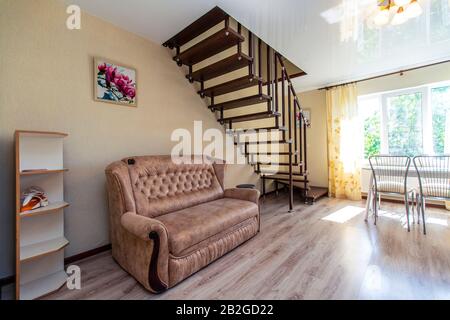 Schöne dunkle Holztreppe im Gasthaus, die vom ersten zum zweiten Stock führt. Stockfoto