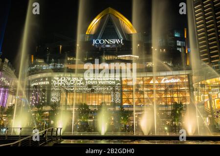 Bangkok - JANUAR 2019: Undefinierte Tanzbrunnen Show in IKONISCHEN Multimedia-Wasserspielen im Iconsiam Kaufhaus am 31. Januar 2019 in Bangkok, Stockfoto