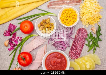 Rohe Zutaten für Pizza, Quiche, herzhafte Pastete. Kochsteinhintergrund, Draufsicht. Stockfoto