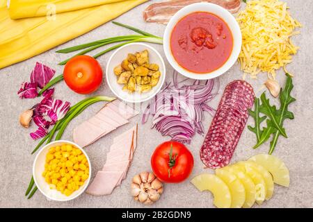 Rohe Zutaten für Pizza, Quiche, herzhafte Pastete. Kochsteinhintergrund, Draufsicht. Stockfoto