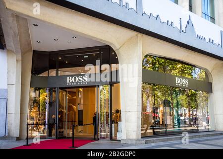 Paris/Frankreich - 10. September 2019: Das Hugo-Boss-Luxusgeschäft an der Champs-Elyssees Avenue Stockfoto