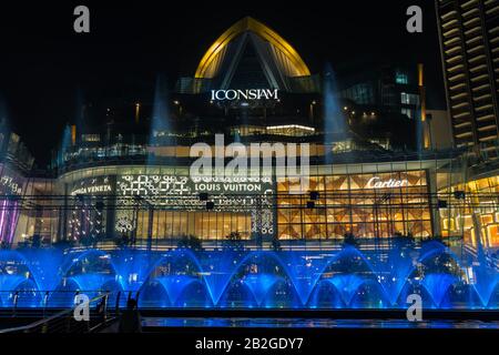 Bangkok - JANUAR 2019: Undefinierte Tanzbrunnen Show in IKONISCHEN Multimedia-Wasserspielen im Iconsiam Kaufhaus am 31. Januar 2019 in Bangkok, Stockfoto