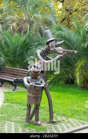 Russland, Sotschi, Oktober 2019: Eisenskulptur im Park des Kunstmuseums installiert. Stockfoto