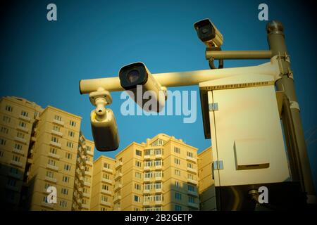 CCTV-Kameras in einem Wohnviertel in Peking, China. Stockfoto