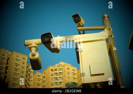 CCTV-Kameras in einem Wohnviertel in Peking, China. Stockfoto