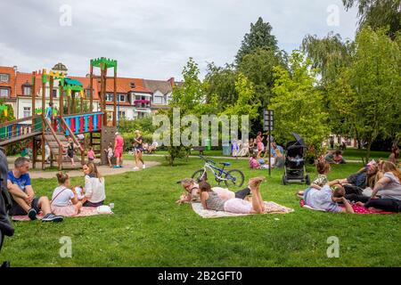 Kolobrzeg, Polen - 31. juli 2016: Ein schöner Sommertag im Park in Kolobrzeg Stockfoto