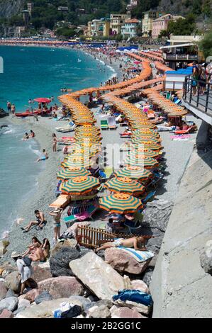 Monterosso blickt auf das Meer in der Provinz La Spezia, im Naturpark der Cinque Terre in Ligurien im Nordwesten Italiens. Sie steht auf der Liste des UNESCO-Welterbes Stockfoto