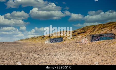 Hvide Sande, Dänemark - 07. juli 2020: Zwei am Strand liegende Bunkeranlagen in Hvide Sande Stockfoto