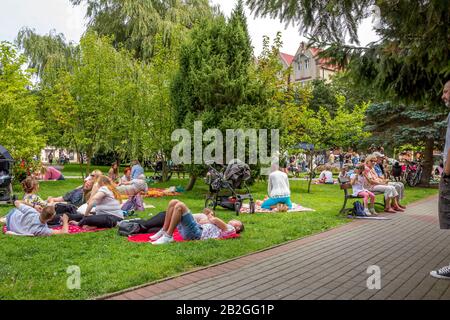 Kolobrzeg, Polen - 31. juli 2016: Ein schöner Sommertag im Park in Kolobrzeg Stockfoto