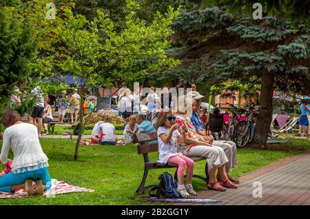 Kolobrzeg, Polen - 31. juli 2016: Ein schöner Sommertag im Park in Kolobrzeg Stockfoto