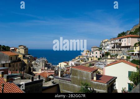 Riomaggiore blickt auf das Meer in der Provinz La Spezia, im Naturpark der Cinque Terre in Ligurien im Nordwesten Italiens. Sie steht auf der Liste des UNESCO-Welterbes Stockfoto