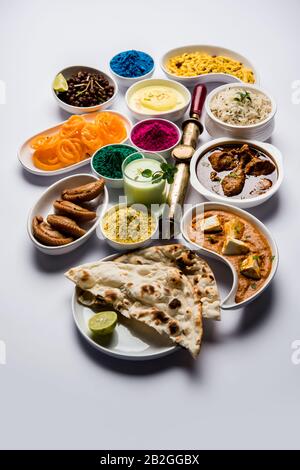 Happy Holy Konzept zeigt indische verschiedene Mittagessen wie Huhn, Paneer Butter Masala, Naan, Jeera Reis, schwarze Chana Fry, Jalebi, fujiyama, thanda Stockfoto