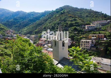 Riomaggiore blickt auf das Meer in der Provinz La Spezia, im Naturpark der Cinque Terre in Ligurien im Nordwesten Italiens. Sie steht auf der Liste des UNESCO-Welterbes Stockfoto