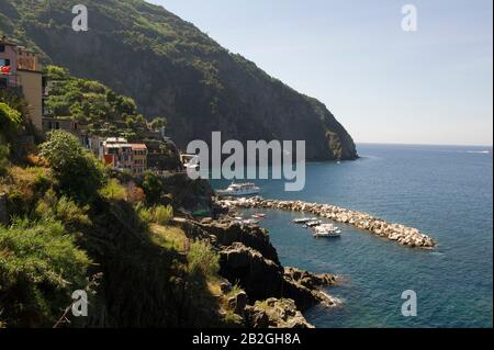 Riomaggiore blickt auf das Meer in der Provinz La Spezia, im Naturpark der Cinque Terre in Ligurien im Nordwesten Italiens. Sie steht auf der Liste des UNESCO-Welterbes Stockfoto