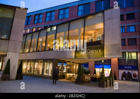 München, Deutschland. März 2020. Das Restaurant Les Deux. Das Münchner Restaurant "Les Deux" und der "Obendorfer Eisvogel" in Neunburg vorm Wald (Landkreis Schwandorf) können sich in diesem Jahr über einen neuen Michelin-Stern freuen, der nun zwei von drei möglichen Sternen im neuen "Guide" erhält. Kredit: Peter Kneffel / dpa / Alamy Live News Stockfoto