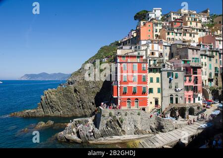 Riomaggiore blickt auf das Meer in der Provinz La Spezia, im Naturpark der Cinque Terre in Ligurien im Nordwesten Italiens. Sie steht auf der Liste des UNESCO-Welterbes Stockfoto