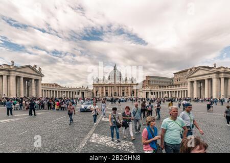 ROM, Italien - 04. Oktober 2018: Petersplatz In Vatikanstadt - Rom, Italien Stockfoto