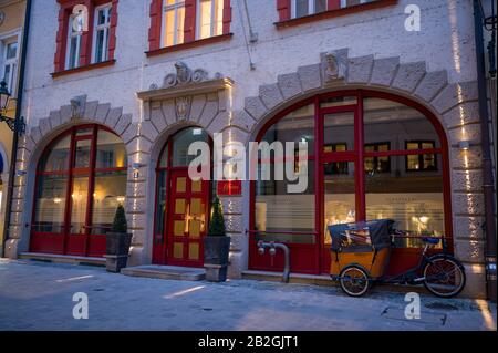 München, Deutschland. März 2020. Das Restaurant Alfons am Platzl. Alfons Schuhbeck (70) ist vorerst kein Starkoch mehr. Mit der Schließung seines Münchner Gourmet-Restaurants "Alfons" hat er seinen Stern verloren, wie der Guide Michelin mitteilte. Kredit: Peter Kneffel / dpa / Alamy Live News Stockfoto