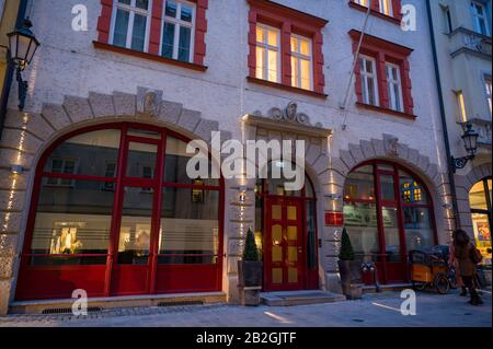 München, Deutschland. März 2020. Das Restaurant Alfons am Platzl. Alfons Schuhbeck (70) ist vorerst kein Starkoch mehr. Mit der Schließung seines Münchner Gourmet-Restaurants "Alfons" hat er seinen Stern verloren, wie der Guide Michelin mitteilte. Kredit: Peter Kneffel / dpa / Alamy Live News Stockfoto