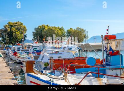 Boot Marina an einem sonnigen Sommertag. Viele alte Fischerboote in der Nähe des Piers Stockfoto