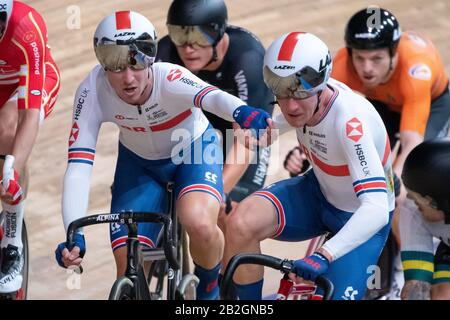 Berlin, Deutschland. März 2020. Radsport/Rennstrecke: Weltmeisterschaft, Madison, Herren: Das Team aus Großbritannien, Ethan Hayter und Oliver Wood, hat einen Schleudergriff. Credit: Sebastian Gollnow / dpa / Alamy Live News Stockfoto