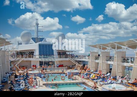 Viele Leute Genießen den Pool auf einem Kreuzfahrtschiff Stockfoto