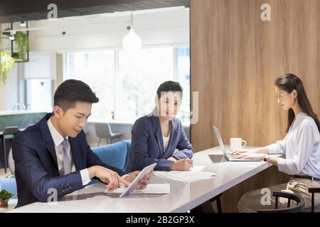 Gruppe von Geschäftsleuten, die arbeiten Stockfoto
