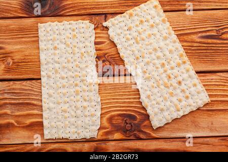 Matzo-Fladenbrot für jüdische Hochfeierlichkeiten auf dem Tisch Stockfoto