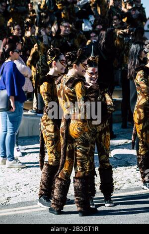 Paphos Zypern März 01, 2020 Ansicht von nicht identifizierten Menschen, die am Nachmittag am Paphos Karneval teilnehmen Stockfoto