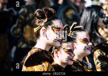 Paphos Zypern März 01, 2020 Ansicht von nicht identifizierten Menschen, die am Nachmittag am Paphos Karneval teilnehmen Stockfoto