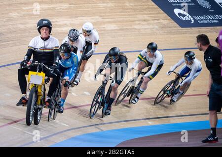 Berlin, Deutschland. März 2020. Radsport/Leichtathletik: Weltmeisterschaft, Keirin, Frauen: WAI Sze Lee aus Hongkong (l-r), Lea Sophie Friedrich aus Deutschland, Emma Hinze aus Deutschland, Ellesse Andrews aus Neuseeland, Stephanie Morton aus Australien und Hyejin Lee aus Südkorea fahren hinter dem Derny. Credit: Sebastian Gollnow / dpa / Alamy Live News Stockfoto