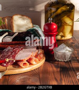 Wurst zerschnitt Stillleben auf einem Holztisch. Festlicher Tisch mit Snack. Stockfoto