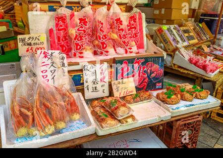 Tokio, Japan - 18. April 2017: Stall mit Krallen, Tintenfisch und frischem Fisch in der Marktstraße Ameya-Yokocho in der Nähe von Ueno. Ameyoko ist eine beliebte Attraktion Stockfoto