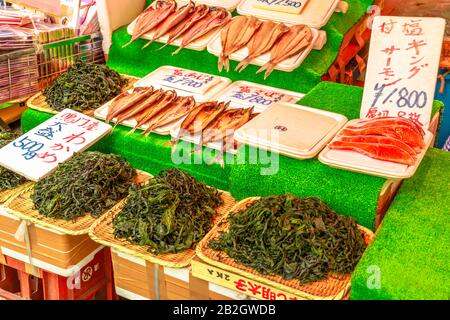 Tokio, Japan - 18. April 2017: Details zum Stall mit Algen, Fisch, Sashimi, japanischen Produkten in der Ameya-Yokocho Market Street in der Nähe von Ueno. Ameyoko ist Stockfoto